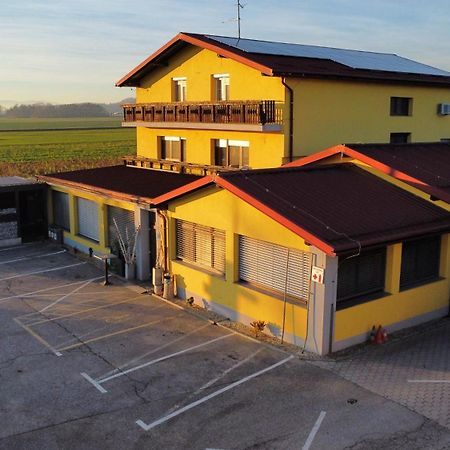 Gostilna Marta Hotel Oslusevci ภายนอก รูปภาพ