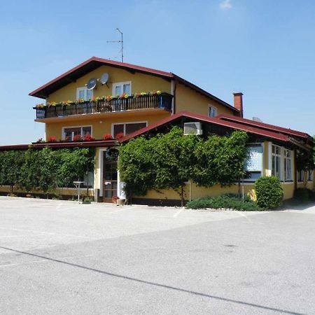 Gostilna Marta Hotel Oslusevci ภายนอก รูปภาพ
