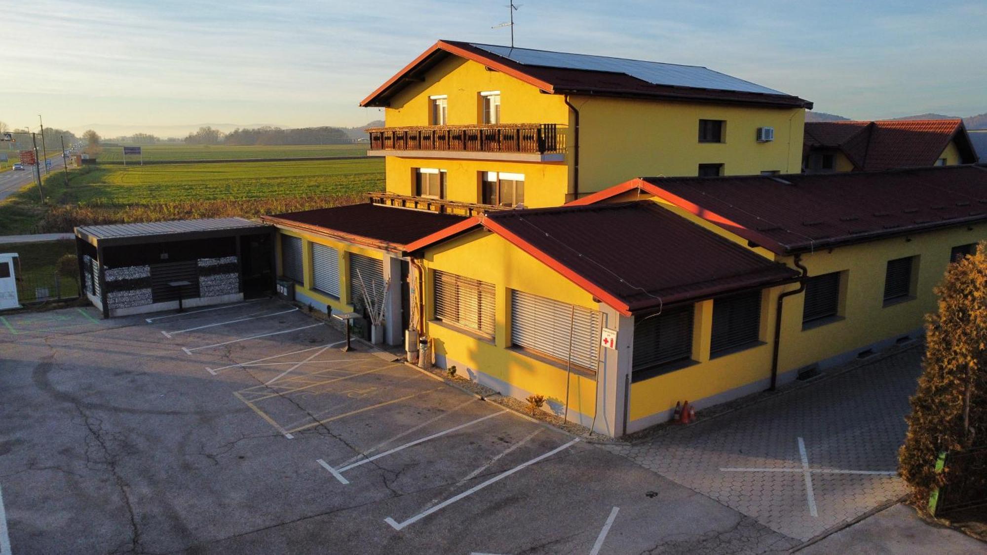 Gostilna Marta Hotel Oslusevci ภายนอก รูปภาพ