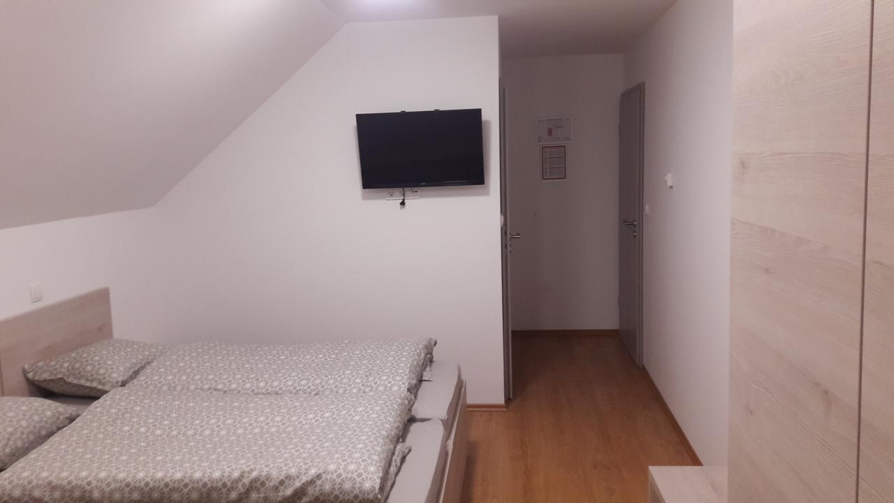 Gostilna Marta Hotel Oslusevci ภายนอก รูปภาพ
